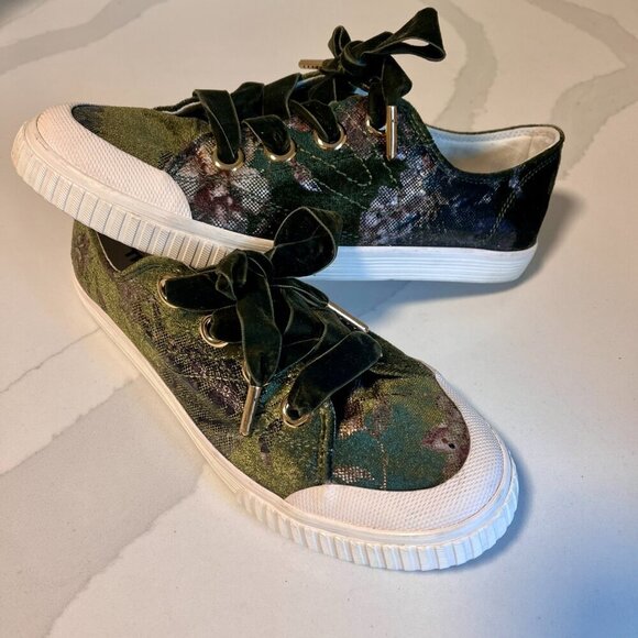 Tretorn Woman's Marleyx4 Velvet Sneaker Size 8. - Picture 1 of 14